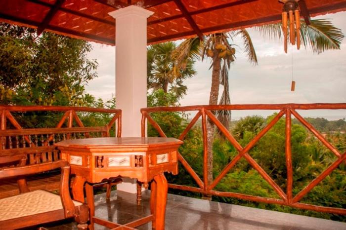 Over The Hill Poovar Exterior photo